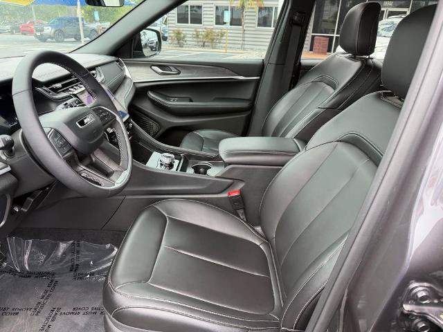 Used 2025 Jeep Grand Cherokee L Limited w/ Black Appearance Package AWD/4WD image 11