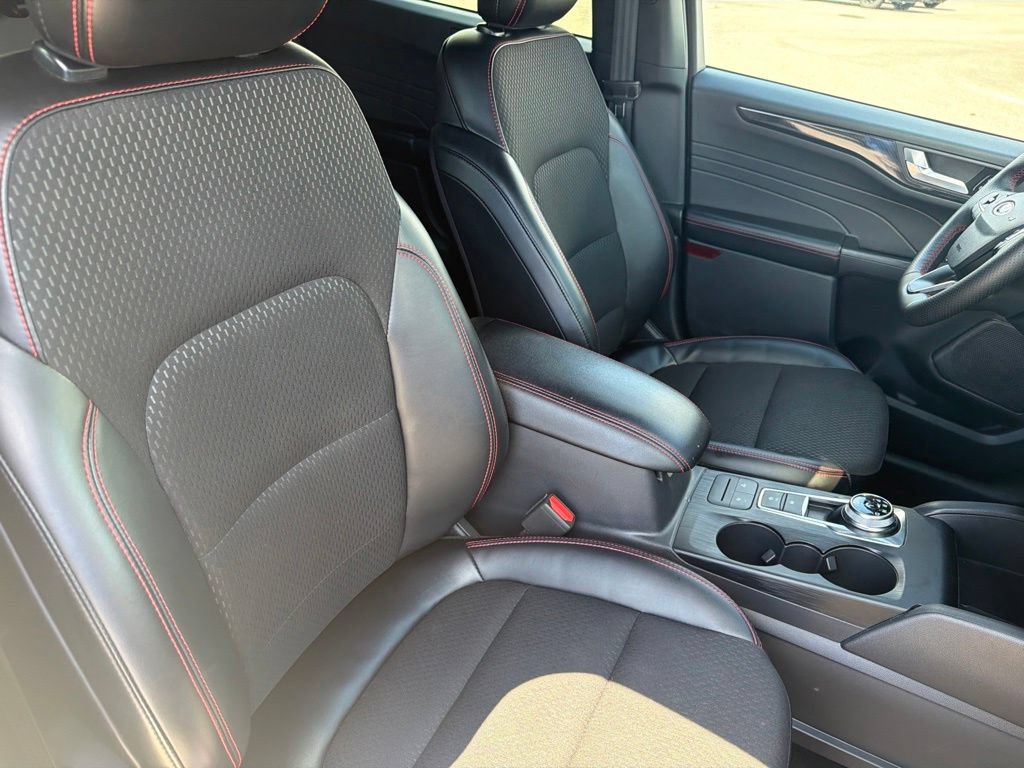 Certified 2025 Ford Escape ST-Line Select AWD/4WD image 29