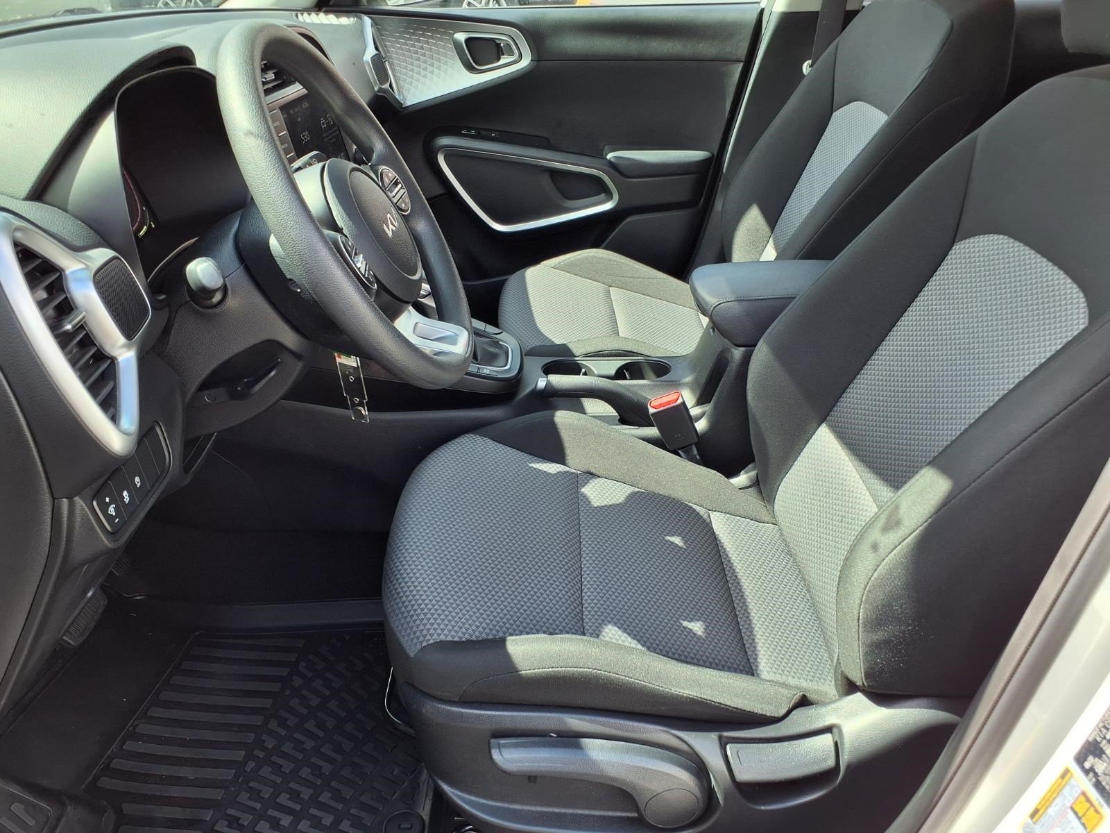 Used 2023 Kia Soul LX w/ LX Technology Package FWD image 16