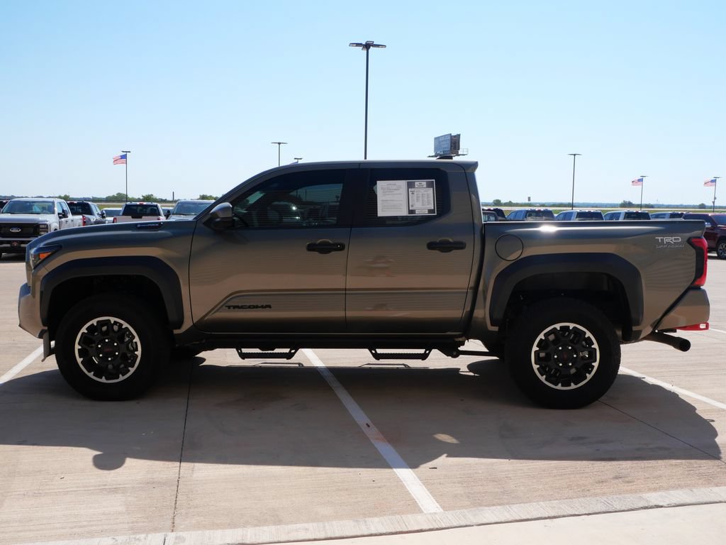Used 2025 Toyota Tacoma TRD Off-Road AWD/4WD image 3