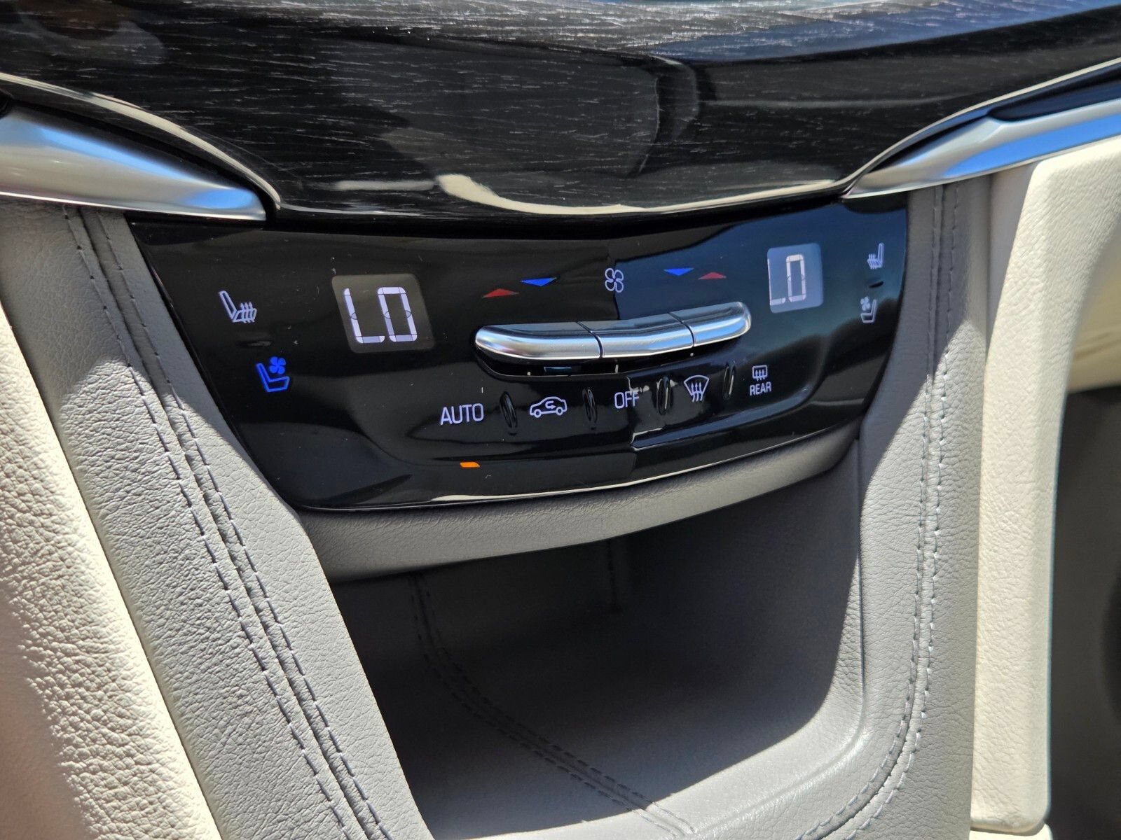 Used 2023 Cadillac XT6 Premium Luxury w/ Technology Package FWD image 23