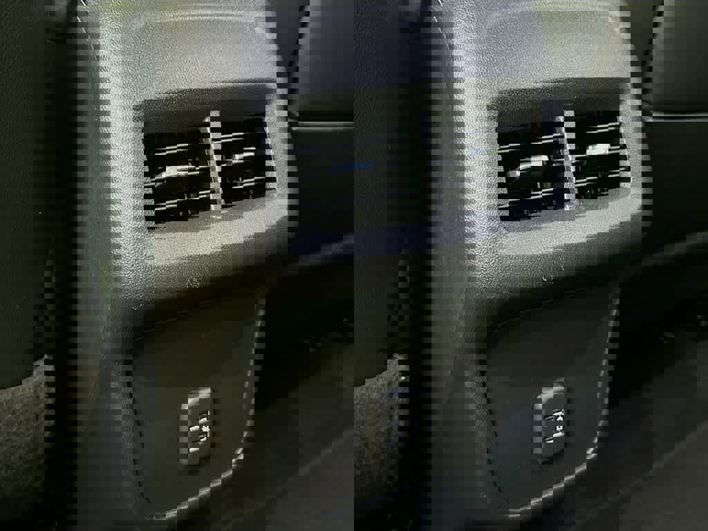 Used 2023 GMC Terrain SLT image 16