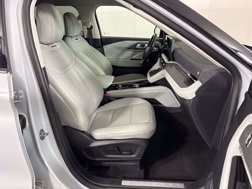 Certified 2025 Ford Explorer Platinum w/ Ultimate Package AWD/4WD image 7