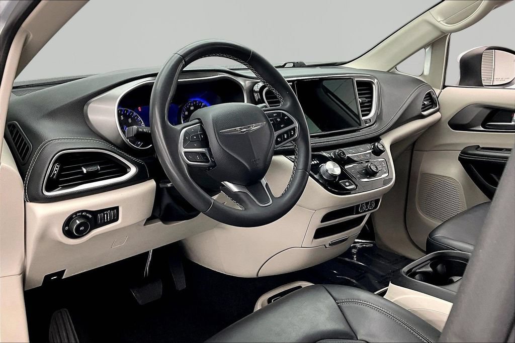 Used 2023 Chrysler Pacifica Touring-L FWD image 14