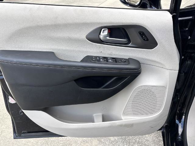 Used 2024 Chrysler Pacifica Touring-L FWD image 16