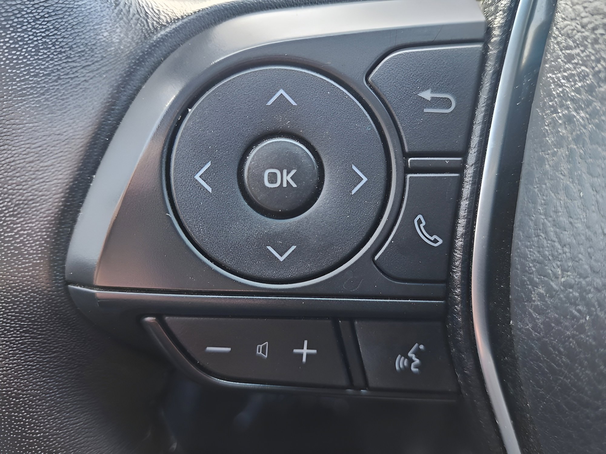 Used 2018 Toyota Camry SE w/ Moonroof Package image 14