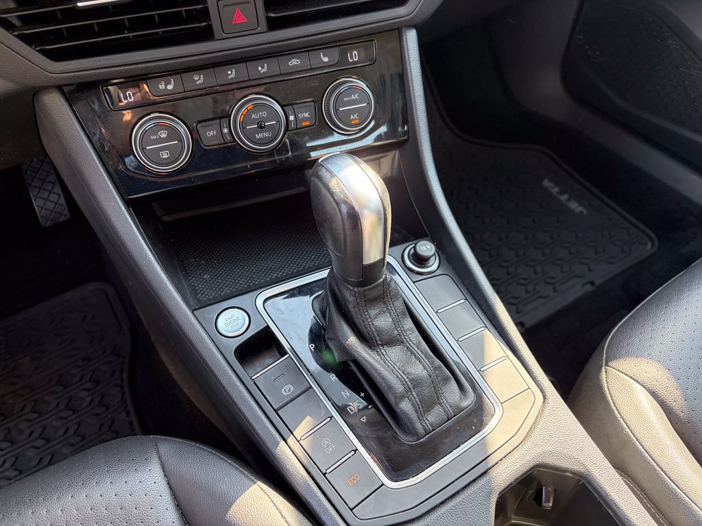 Used 2020 Volkswagen Jetta SE w/ SE Cold Weather Package FWD image 19
