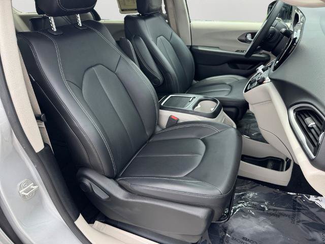 Used 2024 Chrysler Pacifica Touring-L FWD image 6