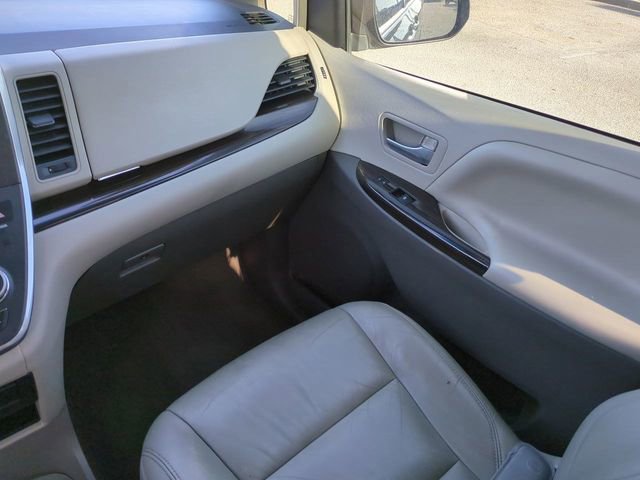 Used 2017 Toyota Sienna XLE FWD image 17