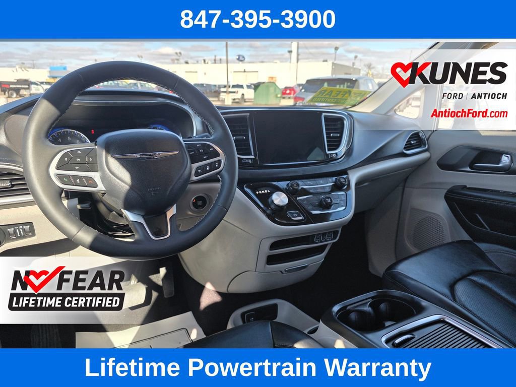Used 2024 Chrysler Pacifica Touring-L image 41