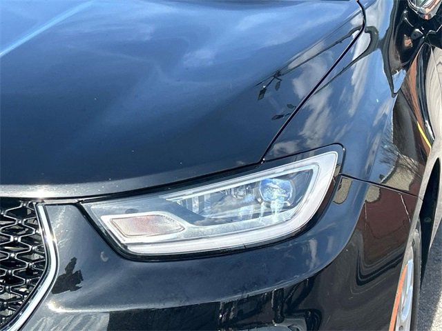 Used 2024 Chrysler Pacifica Touring-L image 9