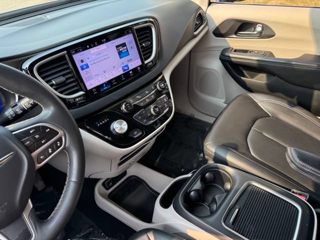 Used 2023 Chrysler Pacifica Touring-L FWD image 20