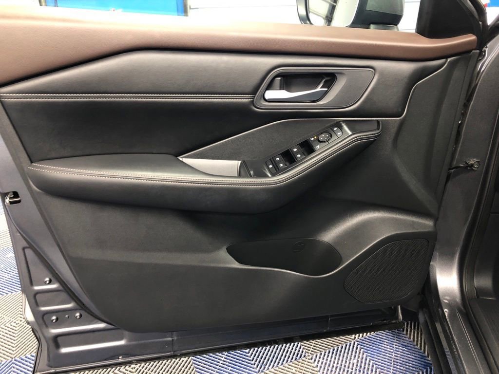 Used 2022 Nissan Rogue SV w/ SV Premium Package image 10