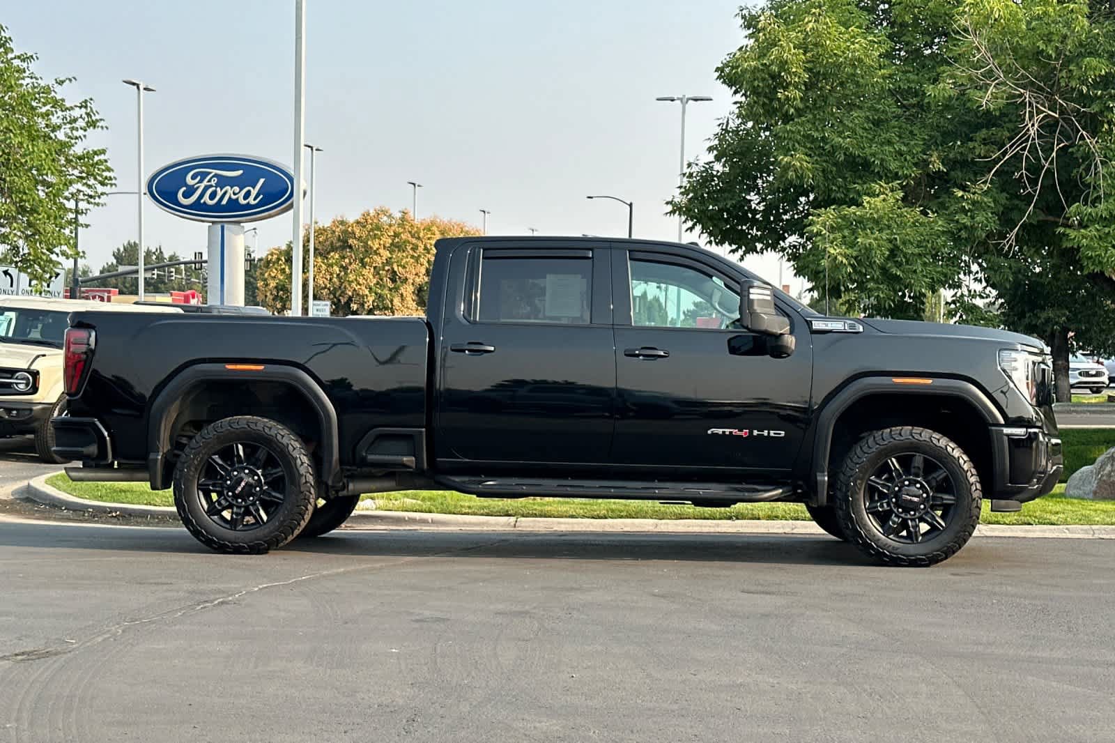 Used 2024 GMC Sierra 2500 AT4 w/ Technology Package AWD/4WD image 8