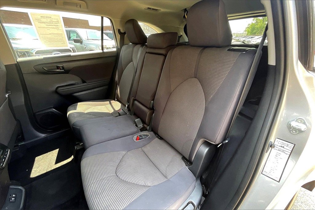 Used 2021 Toyota Highlander LE image 26