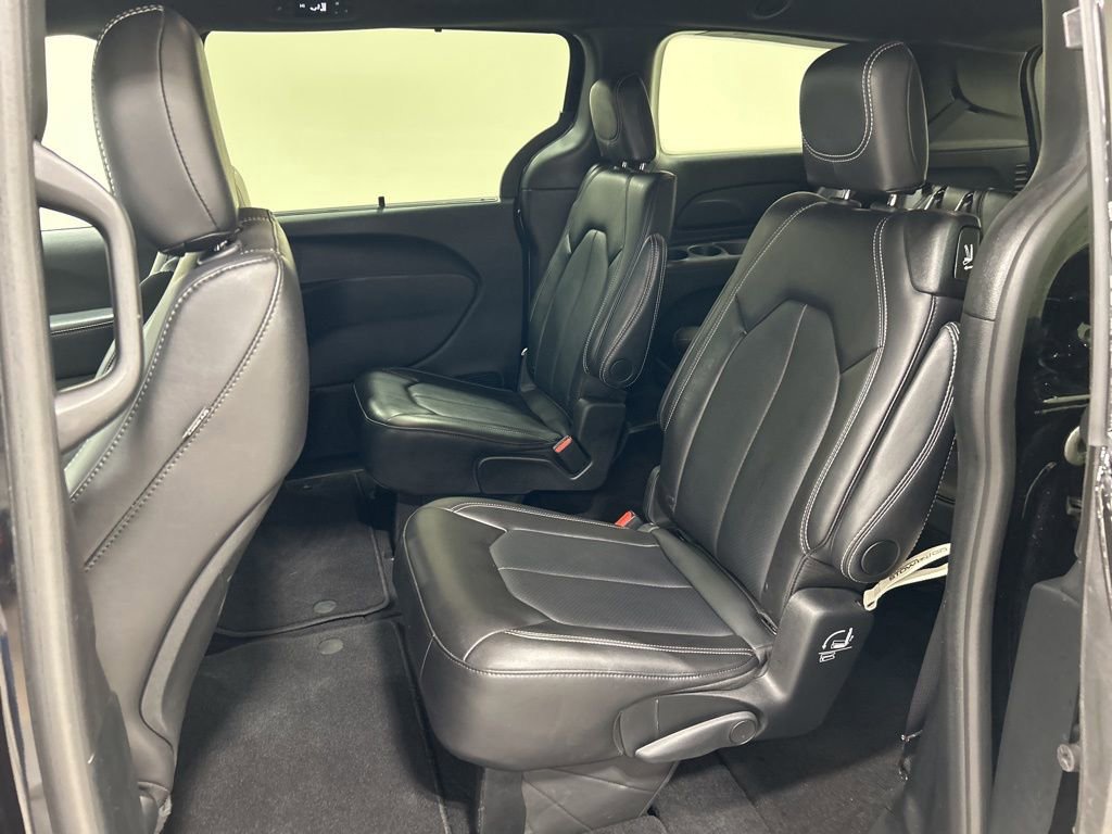 Used 2025 Chrysler Pacifica Select image 27