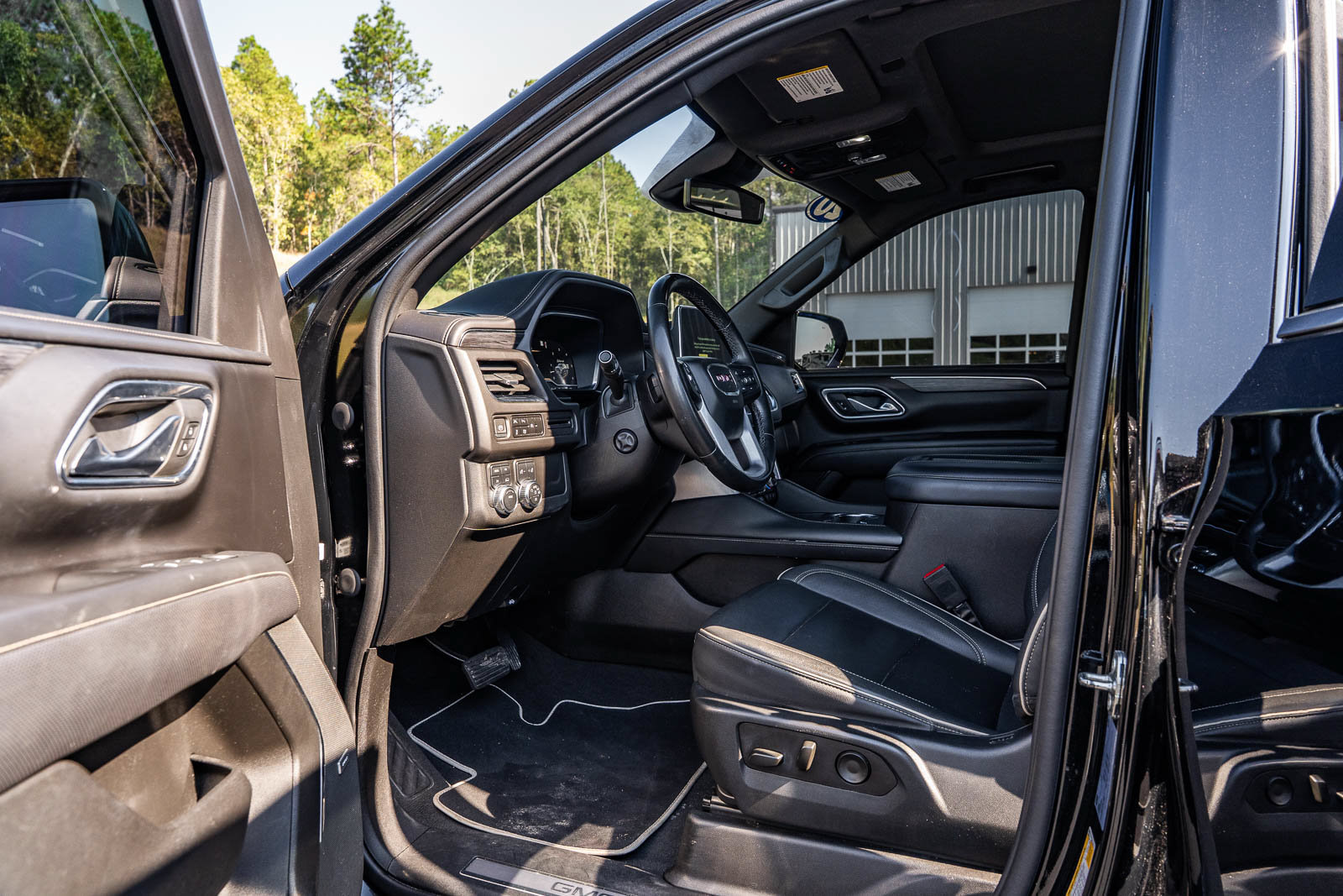 Used 2023 GMC Yukon XL SLT w/ SLT Premium Package AWD/4WD image 18