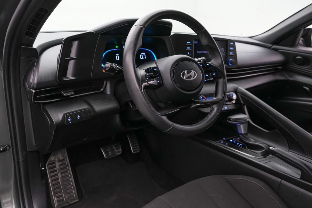 Used 2025 Hyundai Elantra Sport FWD image 12
