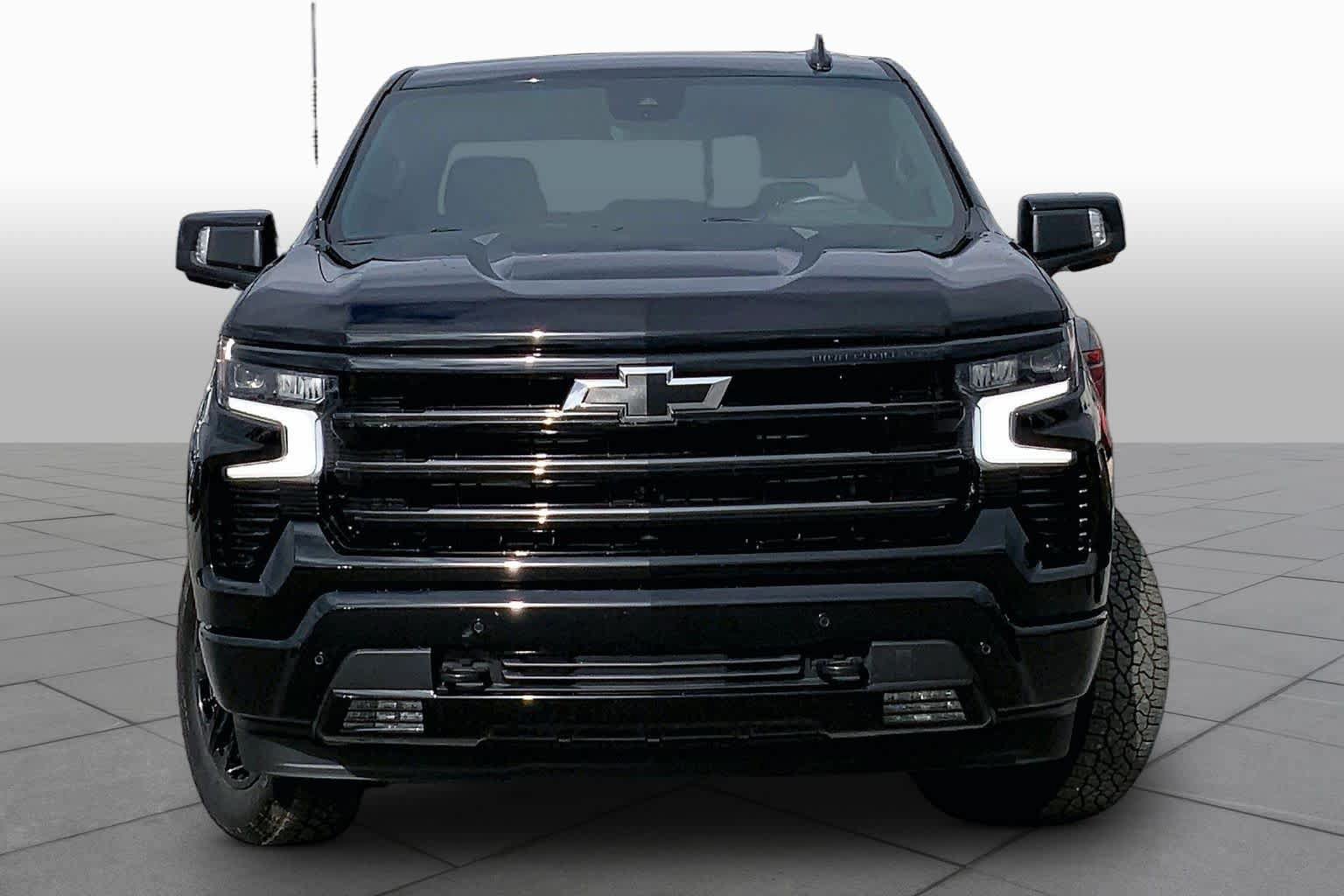 Used 2024 Chevrolet Silverado 1500 High Country w/ Midnight Edition AWD/4WD image 4