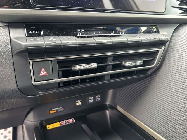 Used 2025 Toyota Camry SE w/ Convenience Package image 25