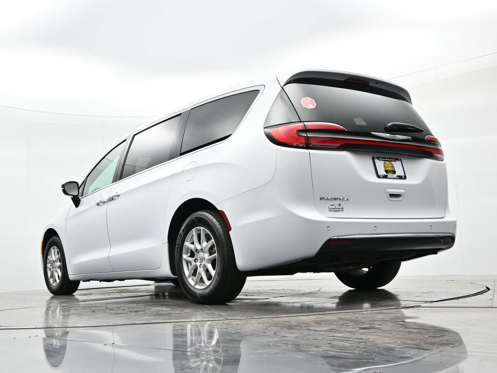 Used 2024 Chrysler Pacifica Touring-L FWD image 21