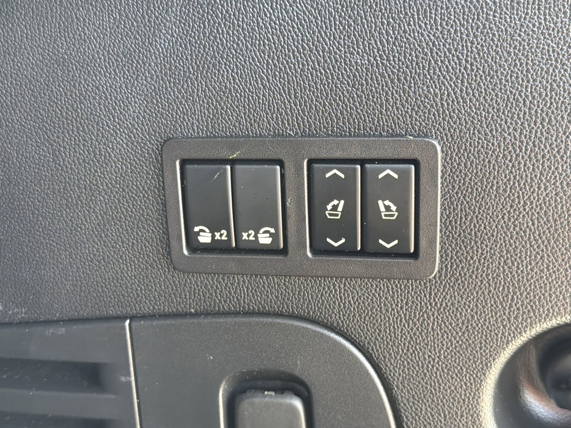 Used 2020 Cadillac Escalade Luxury w/ Escalade Sport Edition AWD/4WD image 35