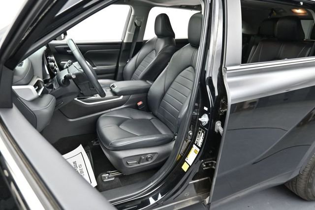 Used 2024 Toyota Highlander XLE FWD image 11
