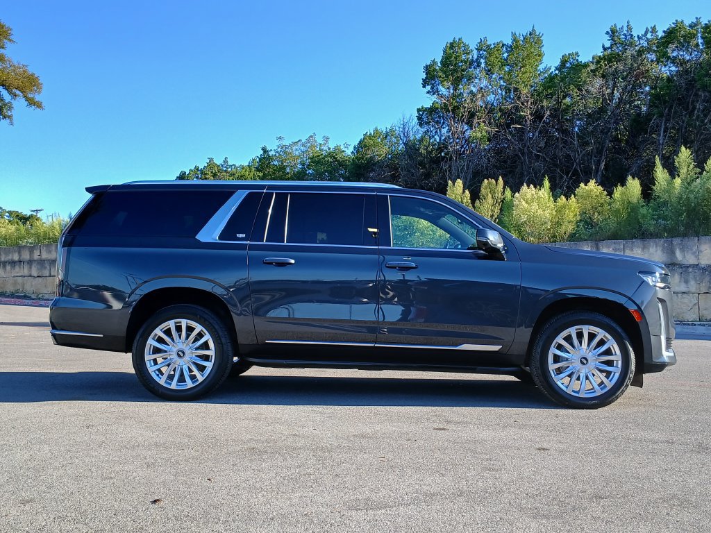 Used 2022 Cadillac Escalade ESV Luxury AWD/4WD image 2