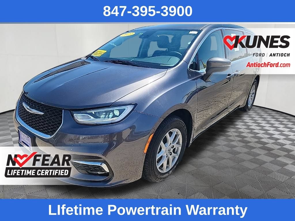 Used 2023 Chrysler Pacifica Touring-L FWD image 3