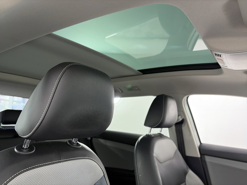 Used 2022 Volkswagen Taos SEL w/ Panoramic Sunroof Package image 32