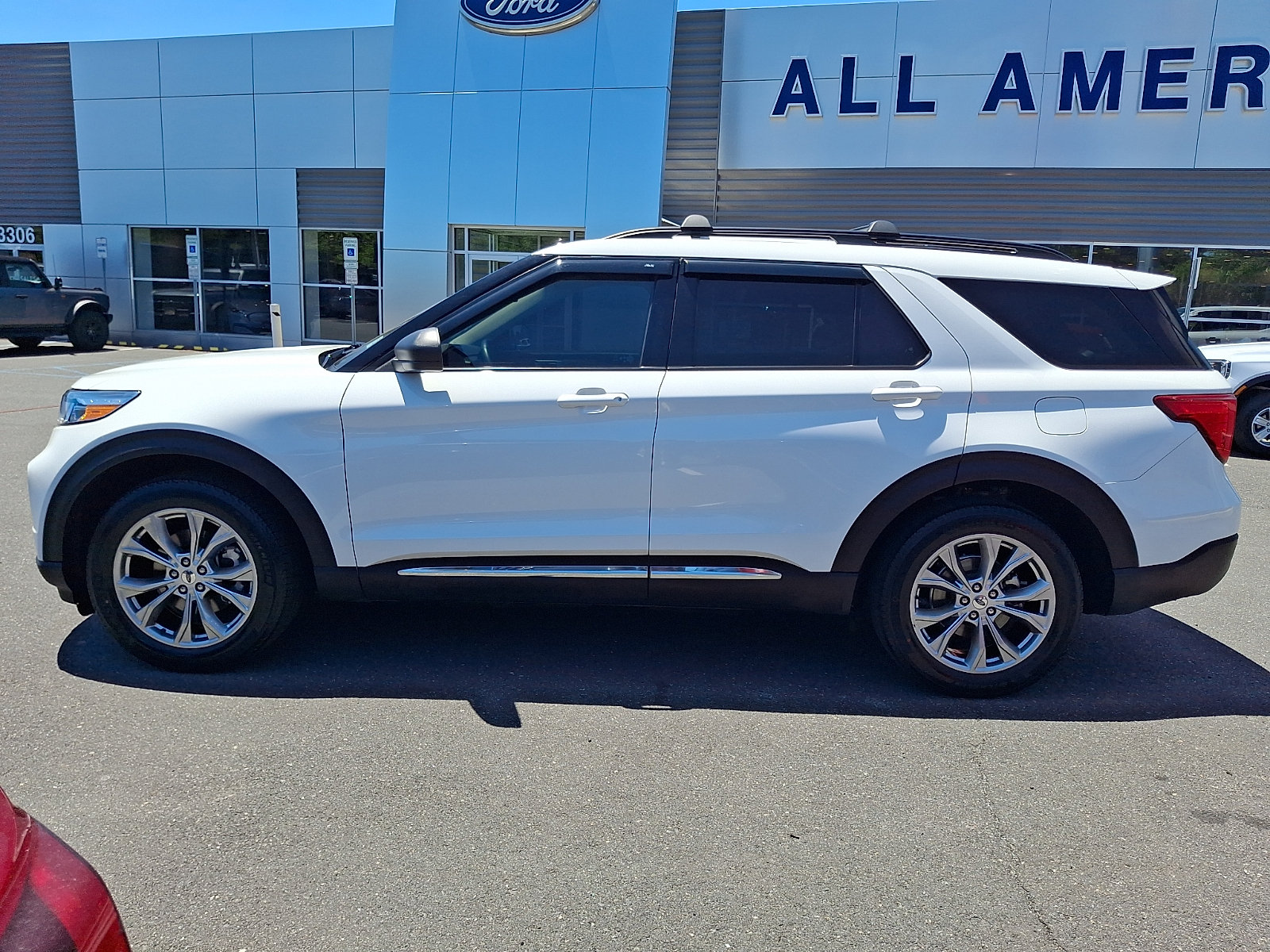 Certified 2022 Ford Explorer XLT w/ Equipment Group 202A AWD/4WD image 6