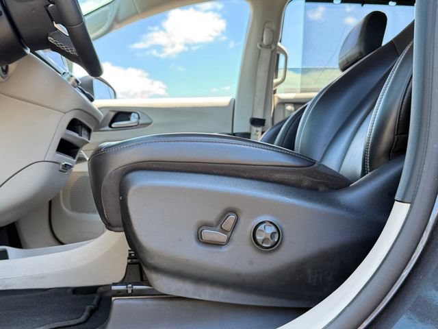 Used 2023 Chrysler Pacifica Touring-L FWD image 31