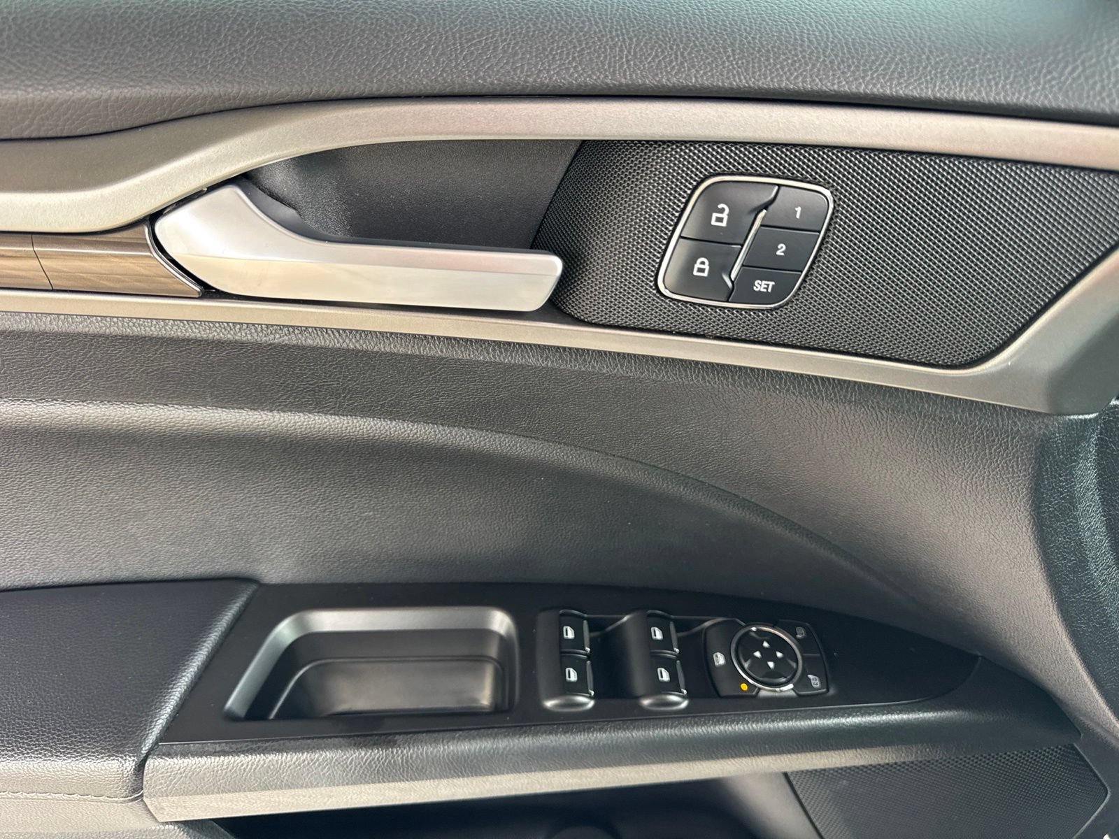 Certified 2018 Ford Fusion SE w/ Fusion SE Technology Package FWD image 24