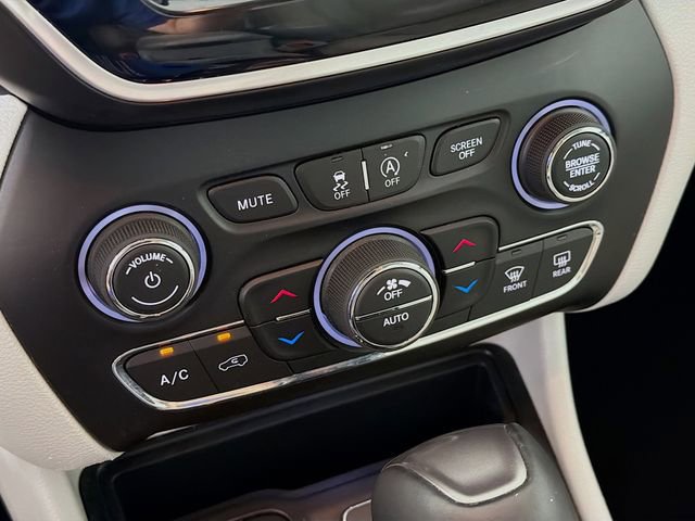 Used 2019 Jeep Cherokee Limited image 18