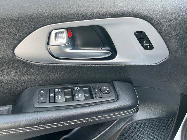 Used 2025 Chrysler Pacifica Limited FWD image 23