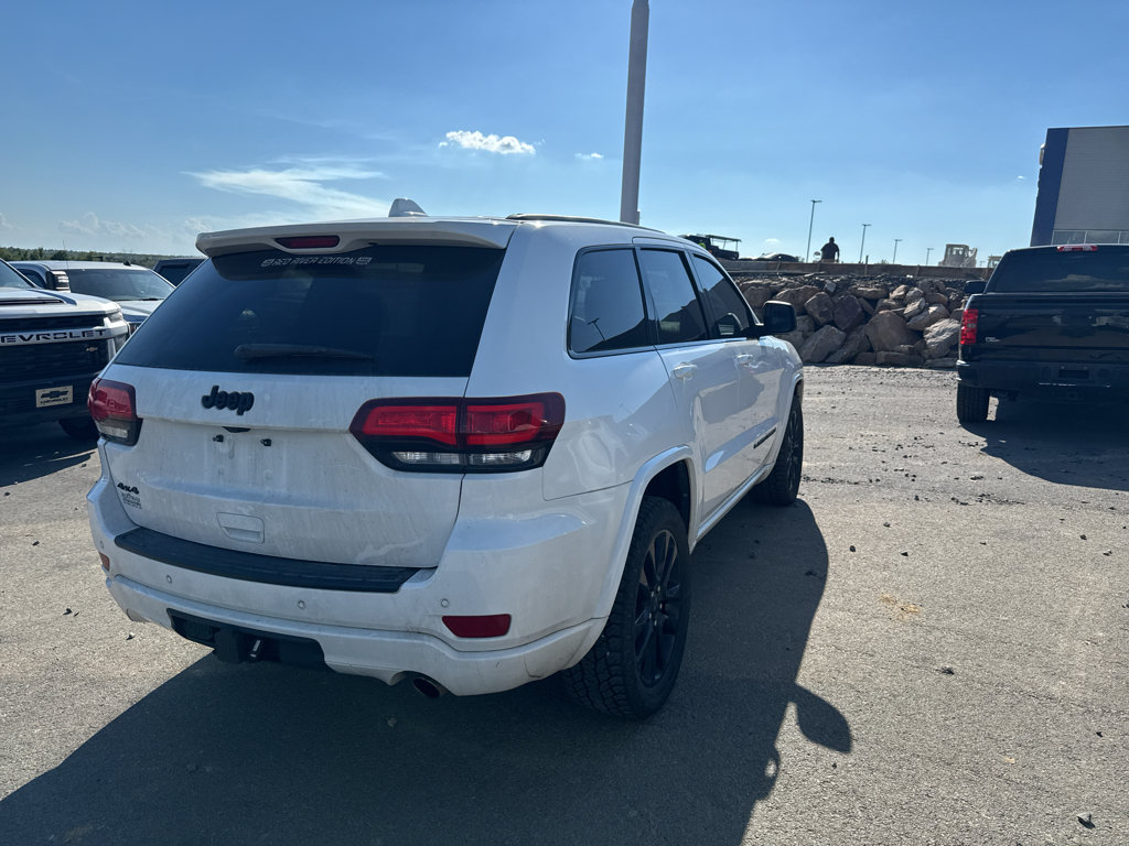 Used 2022 Jeep Grand Cherokee Laredo X AWD/4WD image 5