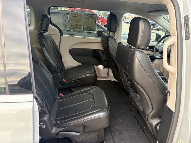 Used 2024 Chrysler Pacifica Touring-L image 30
