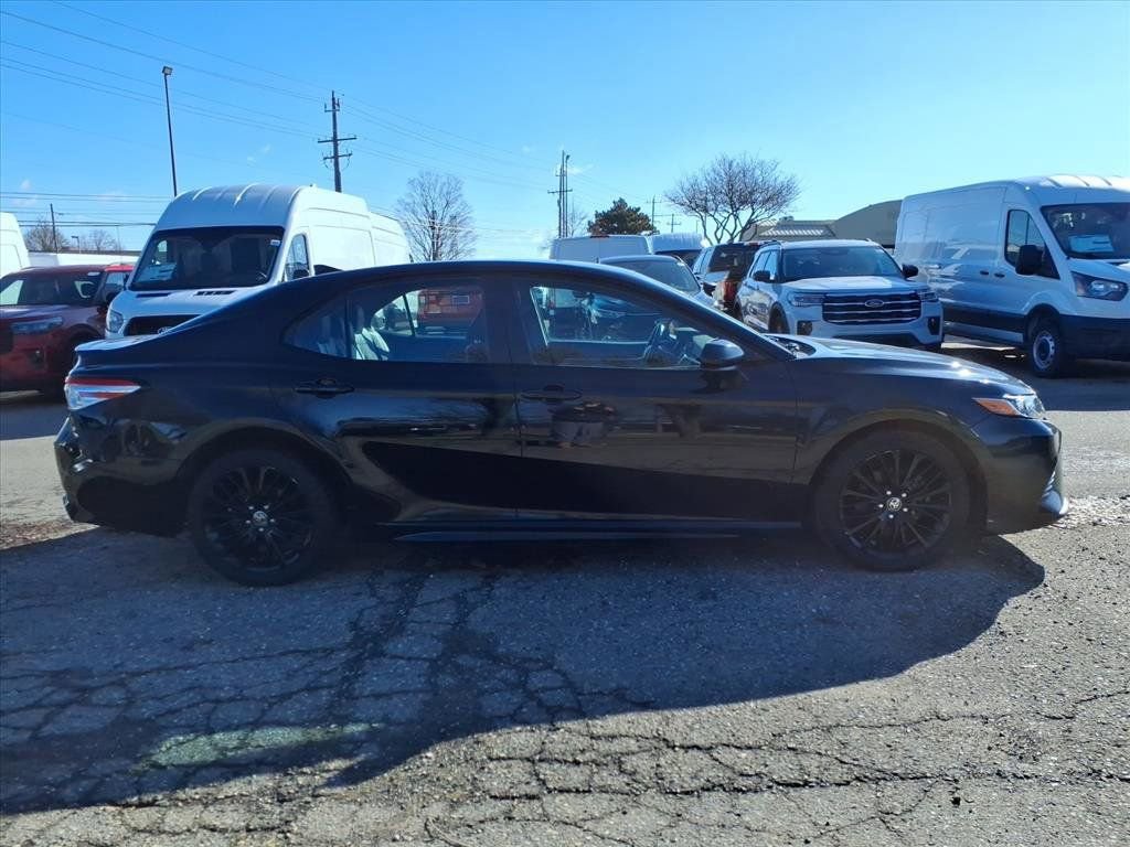 Used 2020 Toyota Camry SE image 6