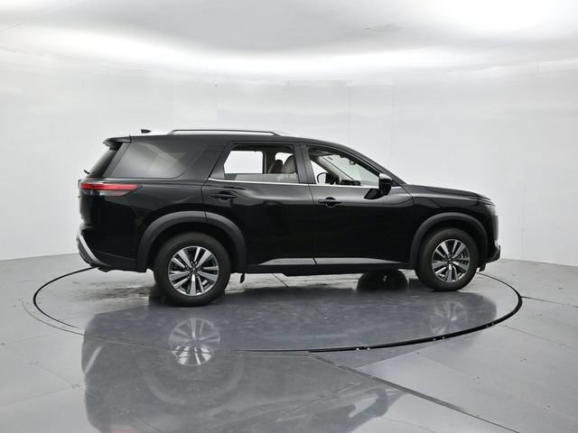 Used 2025 Nissan Pathfinder SL FWD image 2