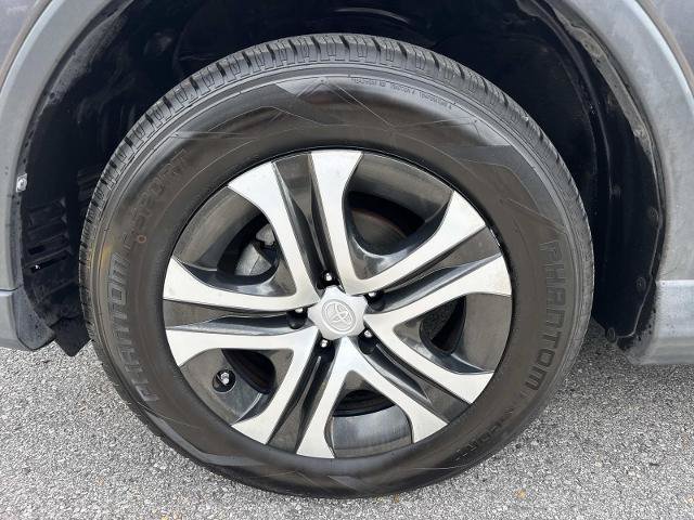 Used 2018 Toyota RAV4 LE FWD image 9