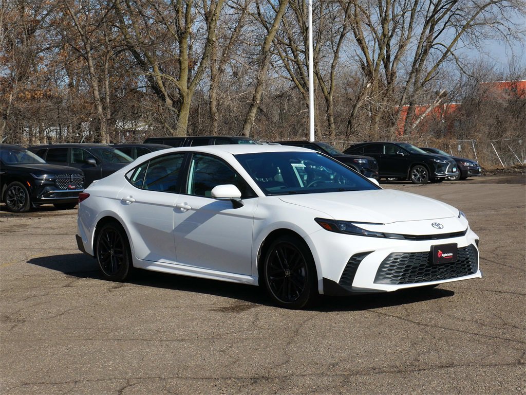 Used 2025 Toyota Camry SE image 1