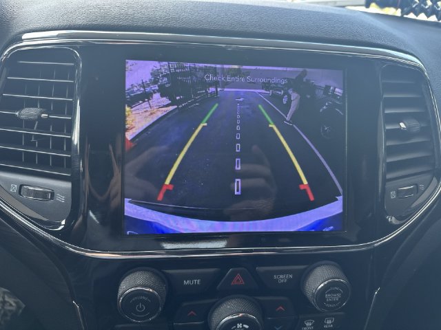 Used 2020 Jeep Grand Cherokee Altitude AWD/4WD image 18