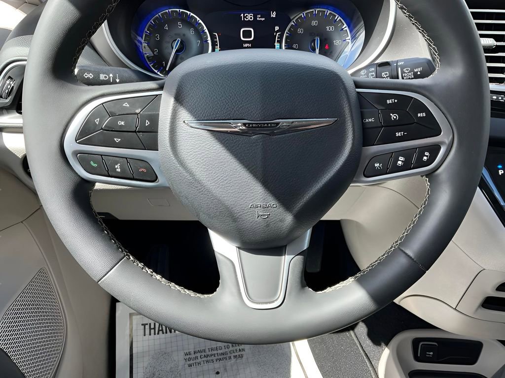 Used 2023 Chrysler Pacifica Touring-L image 34