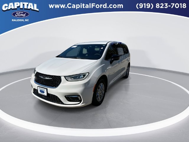 Used 2025 Chrysler Pacifica Select FWD image 4