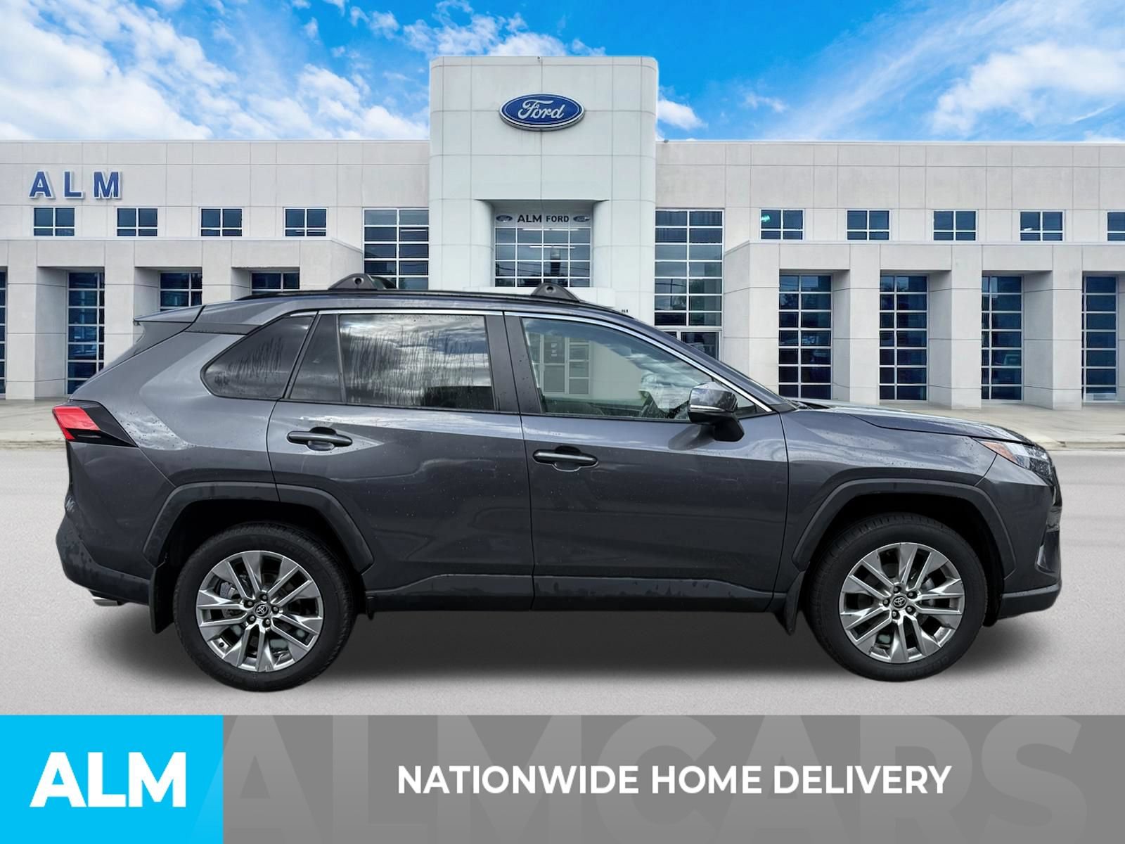 Used 2024 Toyota RAV4 XLE Premium FWD image 4