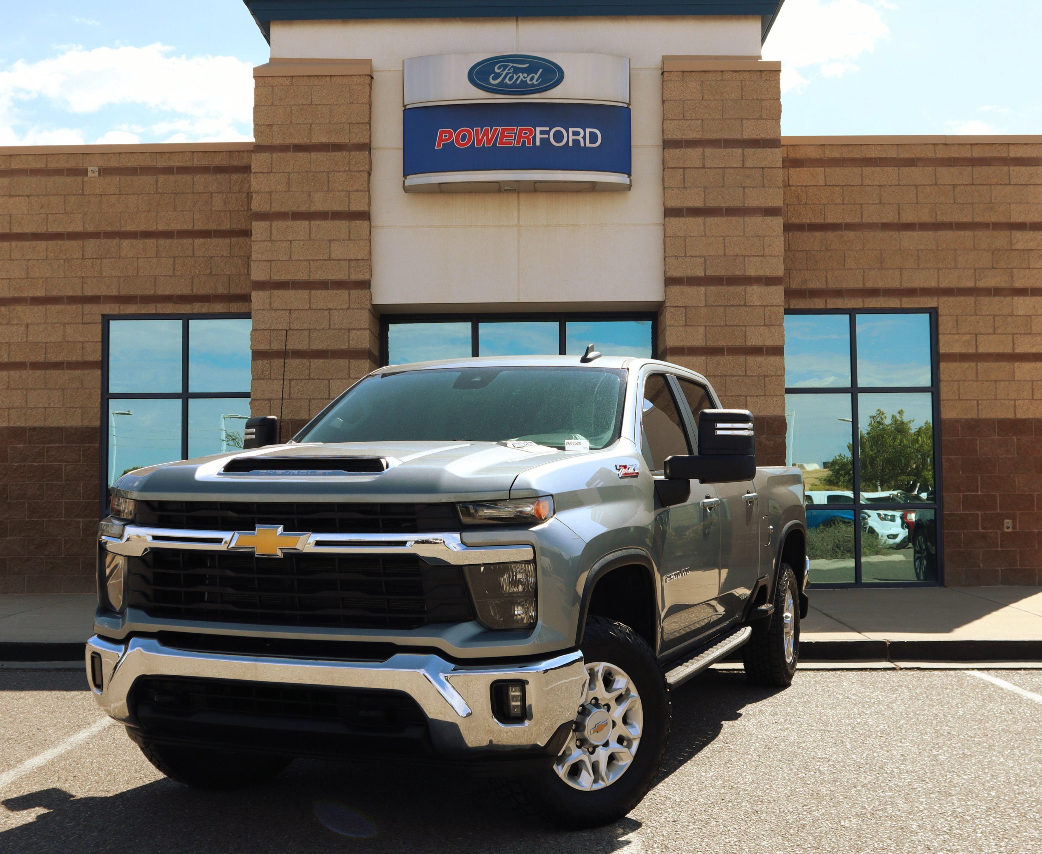 Used 2024 Chevrolet Silverado 2500 LT AWD/4WD image 2