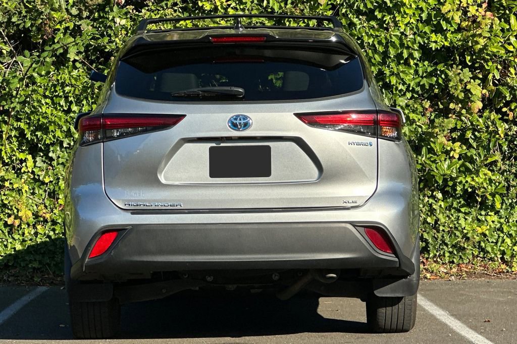 Used 2023 Toyota Highlander XLE AWD/4WD image 4