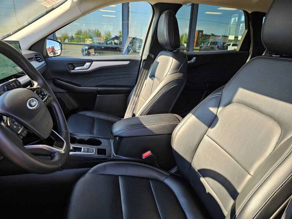 Certified 2025 Ford Escape Platinum AWD/4WD image 18