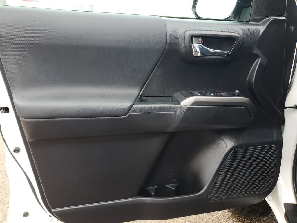 Used 2020 Toyota Tacoma TRD Sport w/ Technology Package image 11