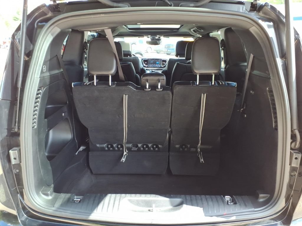 Used 2025 Chrysler Pacifica Limited FWD image 15